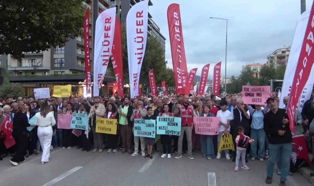 Yeni Parti Genel Başkanı Özgür Özel, Bursa’da FSM Bulvarı’nda düzenlenen