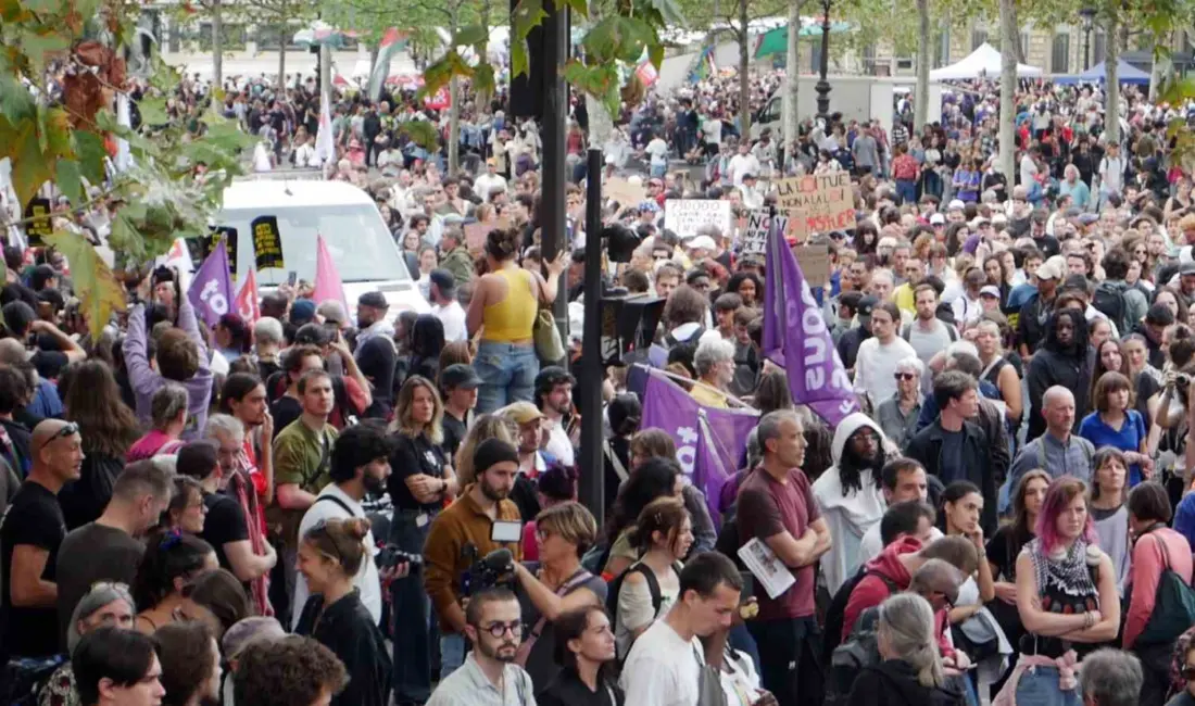 Fransa’nın başkenti Paris’te binlerce kişi, polis ve jandarma güçlerinin silah