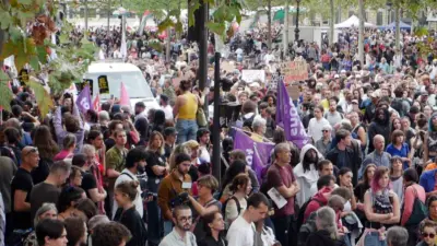 Fransa’nın başkenti Paris’te binlerce kişi, polis ve jandarma güçlerinin silah