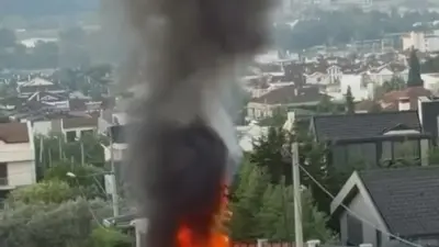 Bursa’da park halindeki araç henüz bilinmeyen bir sebeple alev aldı.
