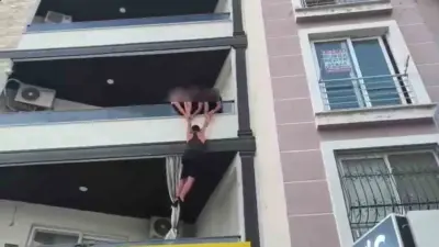 Hatay’da polis ekiplerinin bir eve gerçekleştirdikleri operasyonda balkondan kaçmaya çalışan