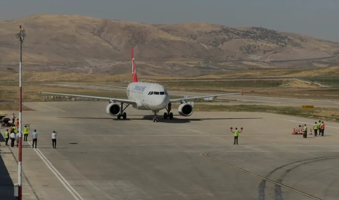 Yenileme çalışmaları tamamlanan Siirt Havalimanı, Türk Hava Yolları'nın İstanbul seferiyle