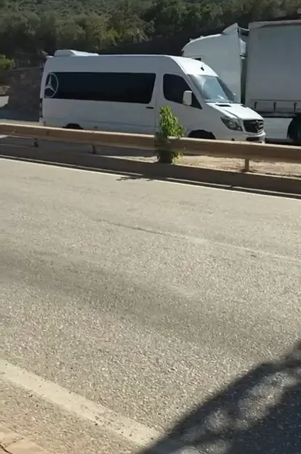 Bursa’nın Kestel ilçesinde seyir halindeki bir servis minibüsünün ters şeride