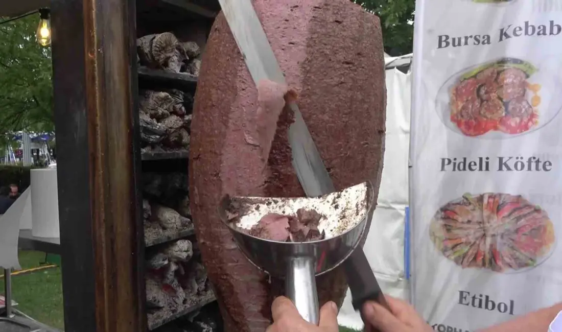 Bursa’da düzenlenen Gastronomi Festivali kapsamında hazırlanan 3 metrelik özel tabakta