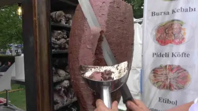 Bursa’da düzenlenen Gastronomi Festivali kapsamında hazırlanan 3 metrelik özel tabakta