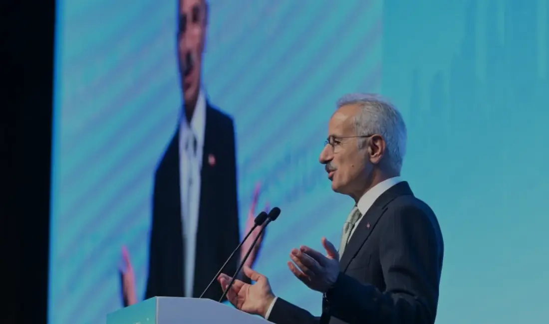 Bakan Uraloğlu, 8. Dünya Havalimanları Deneyim Zirvesi'nde Türkiye'nin 133 ülkede
