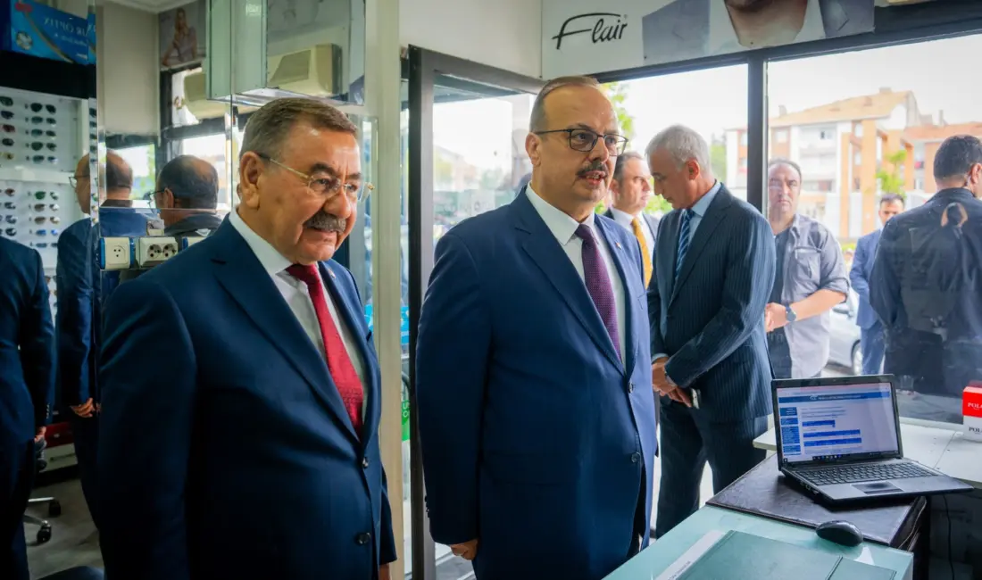 Ankara Valisi Yakup Canbolat, Gölbaşı Belediye Başkanı Yakup Odabaşı’nı makamında