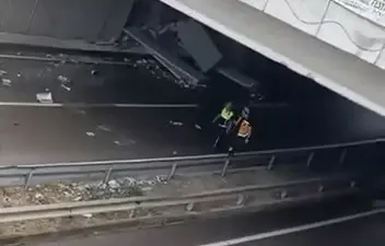 Bursa’da yağışlı hava sebebiyle sürücüsünün kontrolünden çıkan tır duvara çarparak