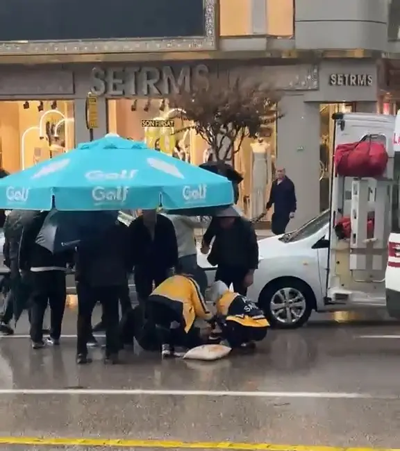 Bursa’nın merkez Osmangazi ilçesinde yolun karşısına geçmeye çalışan yayaya otomobil