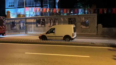 Bursa’da direksiyon hakimiyetini kaybeden alkollü sürücü, kaldırıma çıkarak lastiğini patlattı.