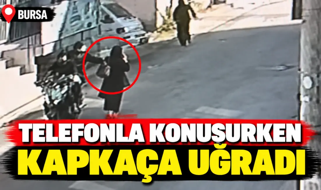 Bursa’da yolda yürürken telefonla konuşan kadının elindeki cep telefonunu motosikletle