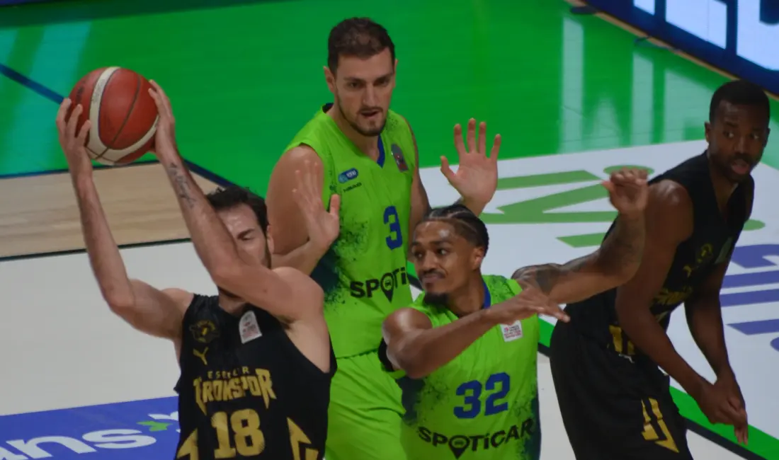 Türkiye Sigorta Basketbol Süper Ligi'nin (BSL) 3. haftasında sahasında Esenler