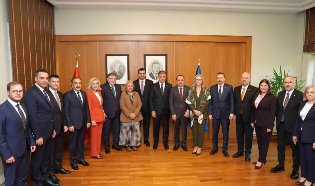 İzmir’de Büyükşehir Belediye Başkanı Cemil Tugay’ın AK Parti’ye katılımı sonrası