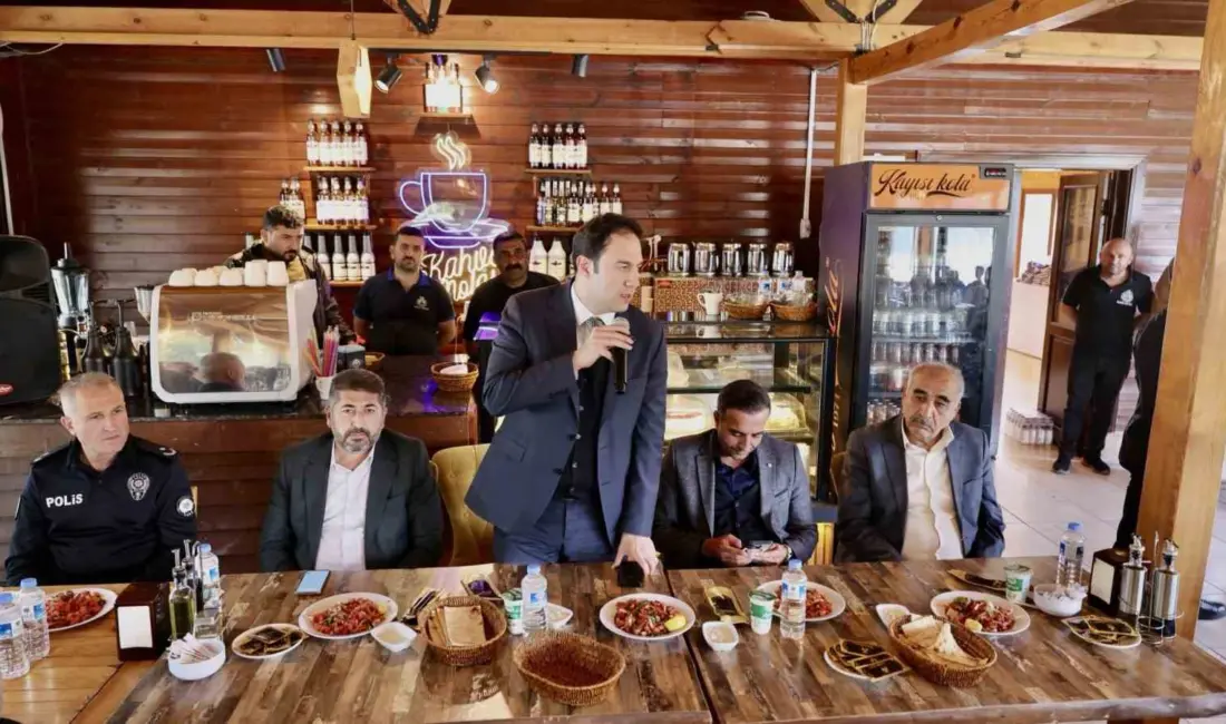 Malatya’nın Akçadağ Belediye Başkanı Hasan Ulutaş, ilçedeki muhtarlarla bir araya