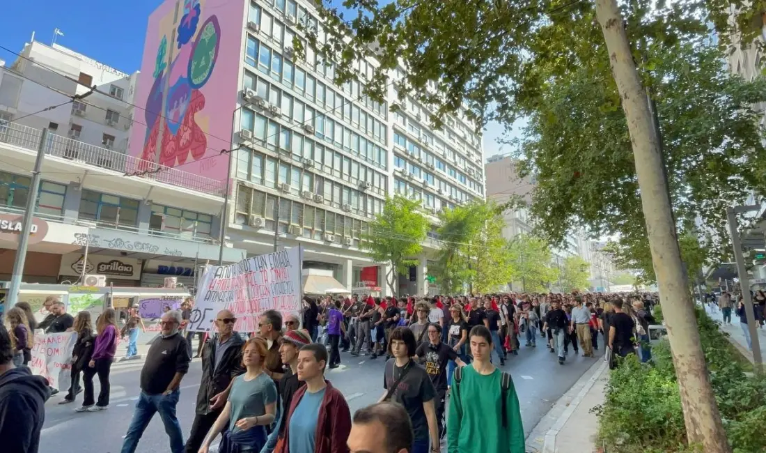 Yunanistan’ın başkenti Atina’da 10 binden fazla öğrenci ve öğretmen ülkedeki