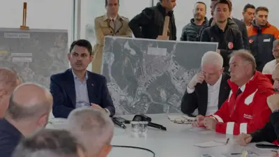 Selden etkilenen Ayazağa'da incelemelerde bulunan Bakan Murat Kurum, bölge sakinlerine