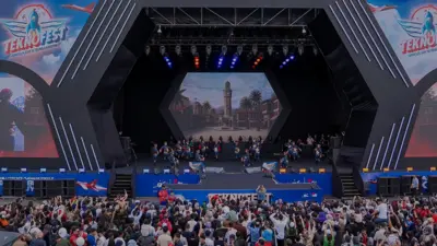 Bakan Murat Kurum, TEKNOFEST Güneydoğu kapsamında kurulan bakanlık stantlarını inceleyerek