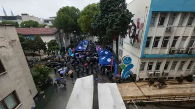 Merkezefendi Belediye Başkanı Şeniz Doğan’ın gözaltına alınmasına tepki gösteren vatandaşla,