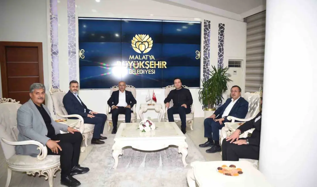 Malatya Büyükşehir Belediye Başkanı Sami Er, depremin yaralarını sararken bir
