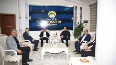 Malatya Büyükşehir Belediye Başkanı Sami Er, depremin yaralarını sararken bir