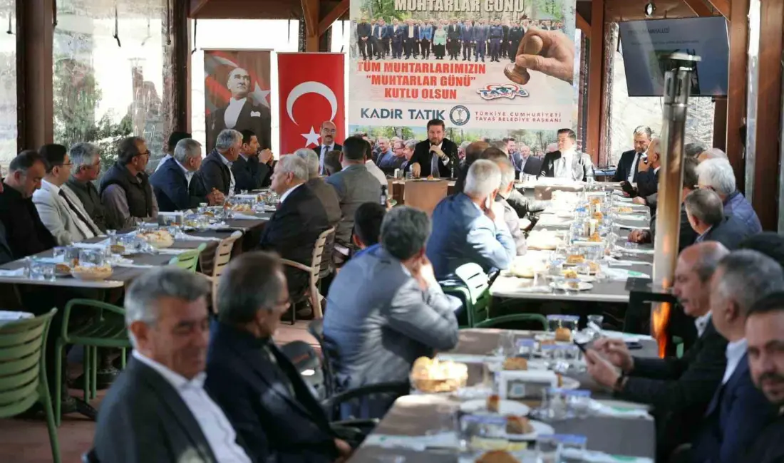 Denizli’nin Tavas ilçesinde 19 Ekim Muhtarlar Günü dolayısıyla çelenk sunma