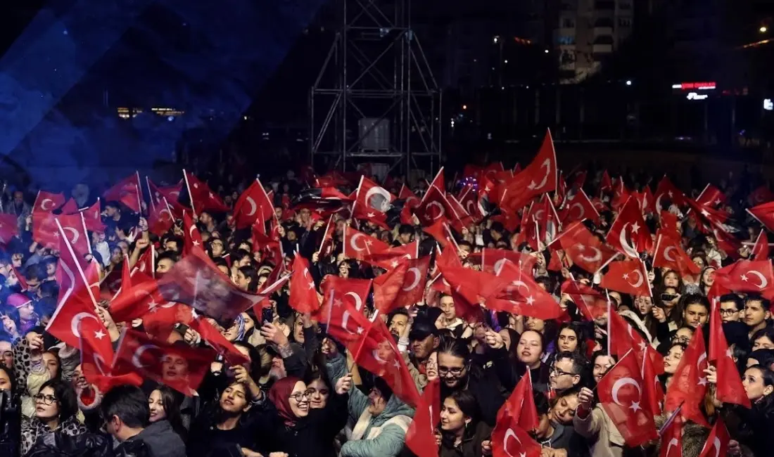 Nilüfer’de Cumhuriyet’in 103’üncü yılı, yağmura rağmen binlerce vatandaşın katıldığı yürüyüş