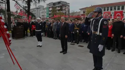 Bursa'da 29 Ekim Cumhuriyet Bayramı'nın 103. yıl dönümü, çelenk sunma