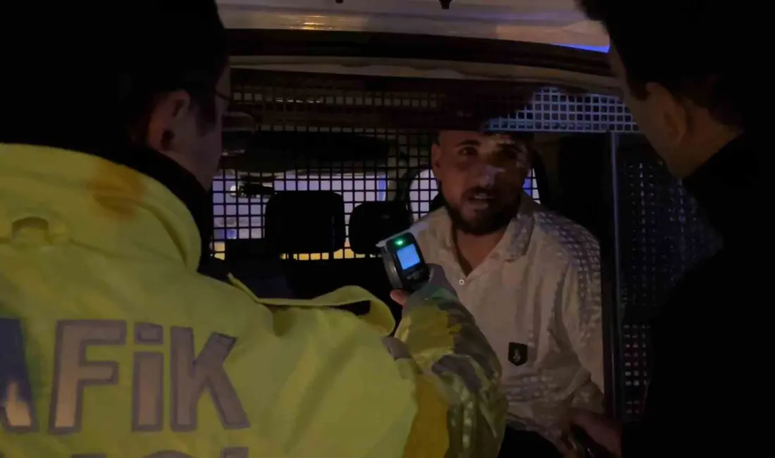 Bursa’da uygulama yapan polis ekiplerini gören alkollü sürücü, aracını geri