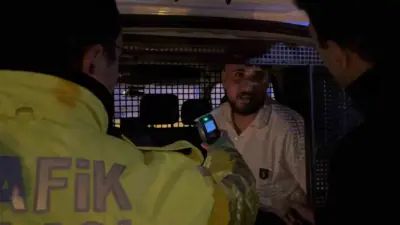 Bursa’da uygulama yapan polis ekiplerini gören alkollü sürücü, aracını geri