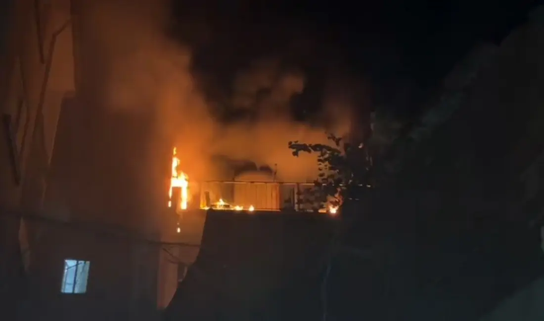 Bursa’da bir evin balkonunda çıkan yangın, itfaiye ekiplerince evin içine