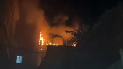 Bursa’da bir evin balkonunda çıkan yangın, itfaiye ekiplerince evin içine