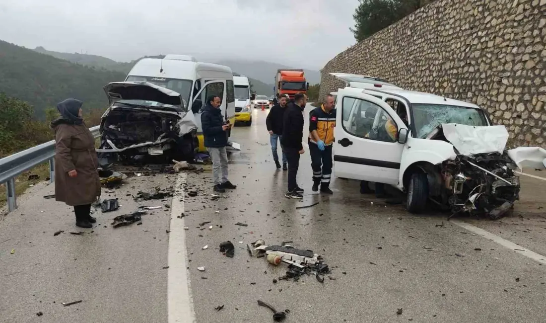 Bursa’da yolcu minibüsü ile otomobilin çarpıştığı kazada 80 yaşındaki kadın