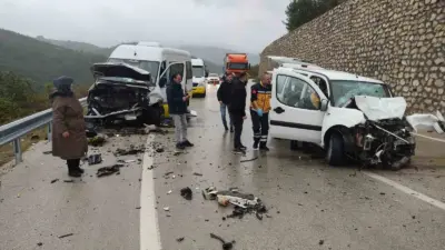 Bursa’da yolcu minibüsü ile otomobilin çarpıştığı kazada 80 yaşındaki kadın