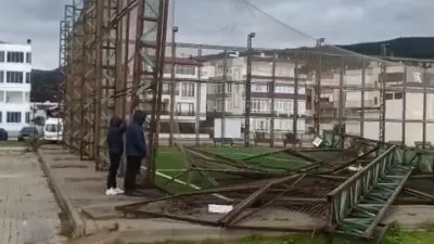 Bursa’nın Karacabey ilçesi Yeniköy Mahallesi’nde etkili olan fırtına, halı sahanın