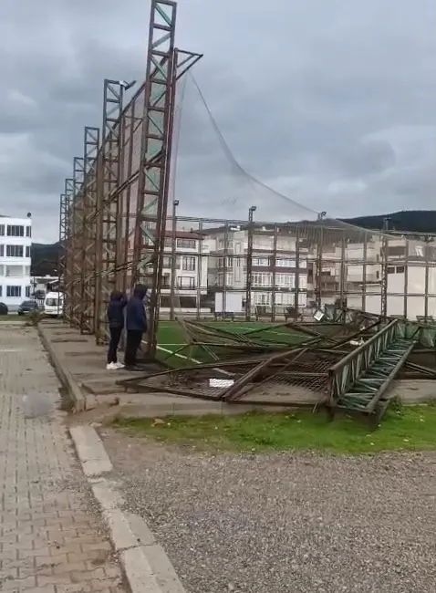 Bursa’nın Karacabey ilçesi Yeniköy Mahallesi’nde etkili olan fırtına, halı sahanın