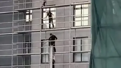 Bursa’da bir binanın dış cephesinde çalışma yapan işçilerin, yeterli güvenlik
