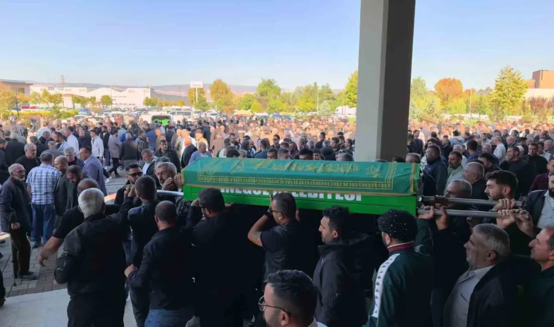 Bursa’nın İnegöl ilçesinde faaliyet gösteren bir geri dönüşüm tesisinde ekskavatör