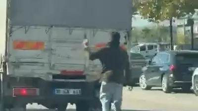 Bursa’nın Özlüce Mahallesi’nde bir çocuk, seyir halindeki kamyonetin arkasına çıkarak