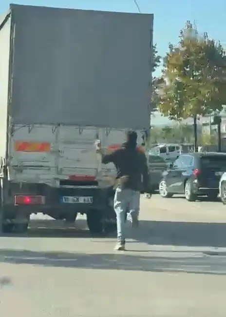 Bursa’nın Özlüce Mahallesi’nde bir çocuk, seyir halindeki kamyonetin arkasına çıkarak