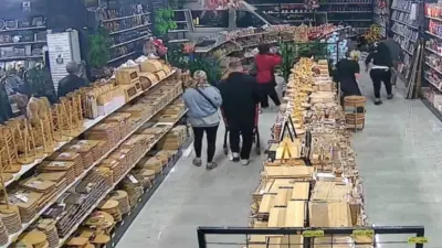 Bursa’nın Nilüfer ilçesinde kontrolden çıkan servis aracı, züccaciye mağazasına daldı.