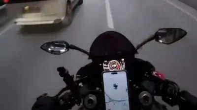 Bursa’da araçların arasından hızla ilerleyen motosiklet, sinyal vermeden şerit değiştirdiği