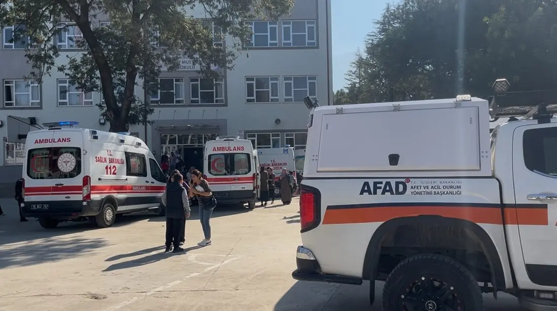 Bursa’nın Kestel ilçesindeki Şehit Mustafa Kurt Ortaokulu’nda gaz paniği yaşandı.