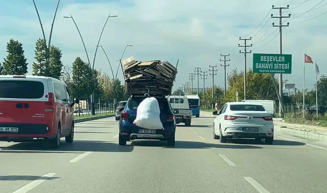Bursa’nın Nilüfer ilçesinde bir sürücü, otomobilinin üzerine yüklediği kartonlarla trafikte