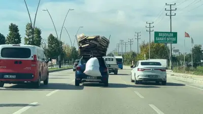Bursa’nın Nilüfer ilçesinde bir sürücü, otomobilinin üzerine yüklediği kartonlarla trafikte