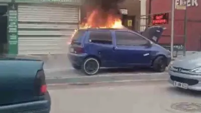 Bursa’da park halindeki otomobilde çıkan yangın paniğe neden oldu. Alevlere