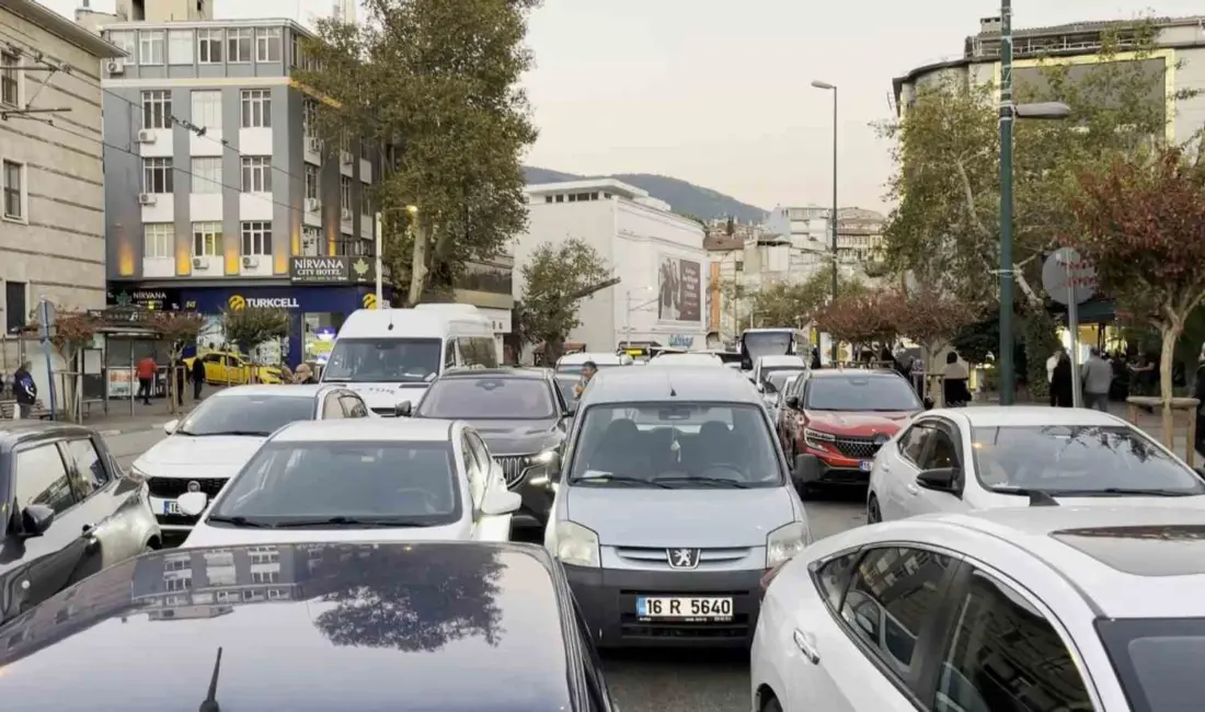 Bursa’da sabah namazını Ulucami’de kılmak isteyen vatandaşların oluşturduğu yoğunluk, Atatürk