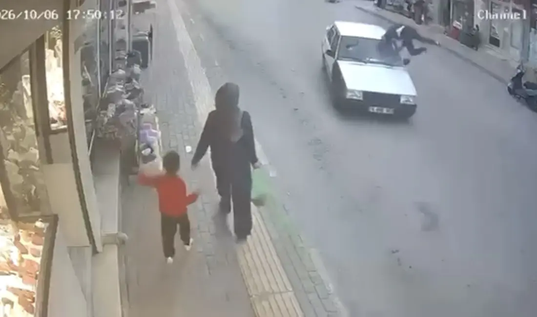 Bursa’da Tofaş marka otomobil, yolun karşısına geçmeye çalışan yayaya çarptı.