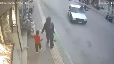 Bursa’da Tofaş marka otomobil, yolun karşısına geçmeye çalışan yayaya çarptı.