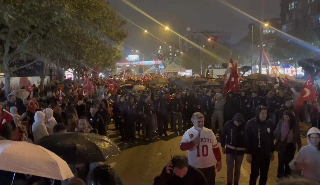 Bursa’da 29 Ekim Cumhuriyet Bayramı dolayısıyla düzenlenen konserde sahne alan
