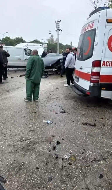 Bursa’nın Osmangazi ilçesinde yağmur nedeniyle kayganlaşan yolda meydana gelen zincirleme